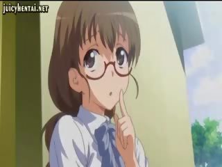 Krūtainas anime meitene izpaužas mitra