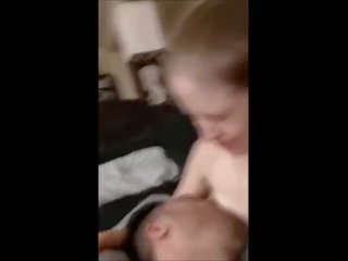 جبهة مورو يحصل على مزدوج النشوة من breastfeeding لها زوج!