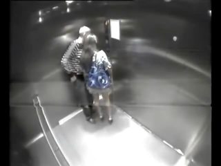 Svešinieks fucks meitenes uz elevator