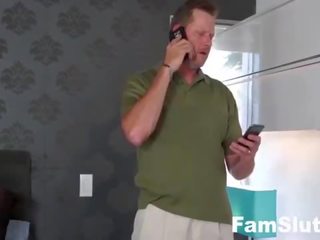 Delightful วัยรุ่น fucks step-dad ไปยัง ได้รับ โทรศัพท์ กลับ | famslut.com
