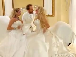 דוּ blondies עם ענק baloons ב bridal שמלות שיתוף אחד johnson