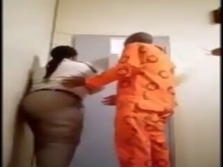 Θηλυκός φυλακή warden παίρνει πατήσαμε με inmate: ελεύθερα xxx συνδετήρας b1