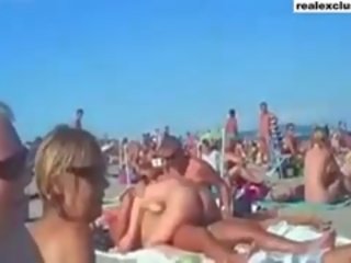 Javno goli plaža svinger x ocenjeno film v poletje 2015