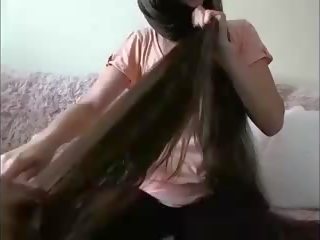 Секси дълго коси брюнетка hairplay коса brush мокри коса