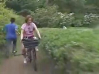 Giapponese figlia masturbato mentre cavalcare un specially modificata sesso film bike!
