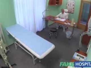 Fakehospital doktor solves feucht muschi problem