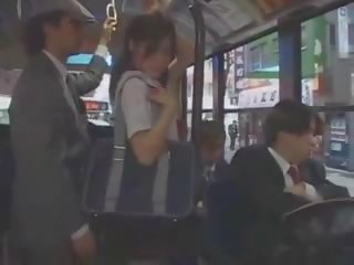אסייתי נוער lassie מגוששת ב אוטובוס על ידי קבוצה