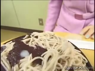 Дивна дружина від японія любить їжа одягнений з сперма