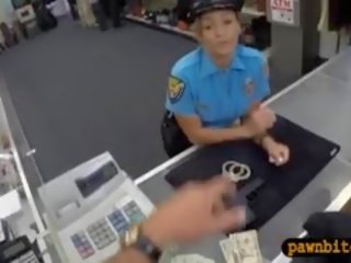 Polisi officer pawns her burungpun n fucked