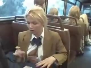 Blonda gagica suge asiatic adolescents înțepătură pe the autobus