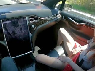 Tinder datum cums i mig i en tesla på autopilot