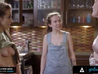 Girlsway - กระหายน้ำ เพศ วีดีโอ addicts smash บน the ครัว counter ใน ด้านหน้า ของ the ช่างประปา