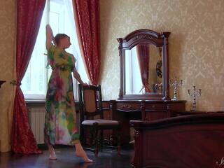 長 連衣裙 女神 annett admires 該 鏡子 和 姿勢 裸體 在 床!