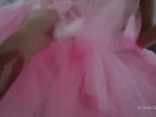 पर्की sveta डॅन्सिंग पहनने का एक गुलाबी बॅलरीना tutu ड्रेस