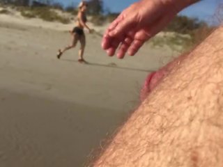 公 海滩 暴露狂 衣女裸体男 勃起