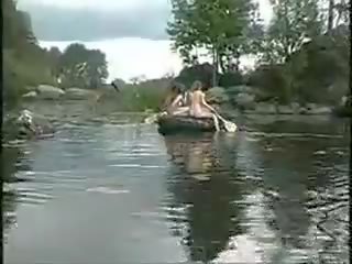 Три супер момичета нудисти момичета в на джунгла на лодка за manhood лов