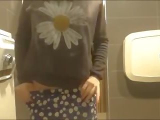 Млад азиатки damsel мастурбиране в търговски център баня: възрастен видео изд