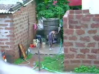 Se dette to first-rate sri lankan skolejente får bad i utendørs
