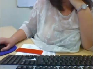 Webcam secretaresse knippert haar zwaar hangers in de kantoor