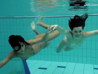 Dva lákavý tínedžeri v the bazén