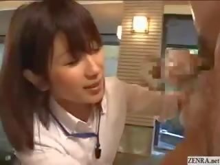 Hanblivé japonské employee dáva von handjobs na groovy jar