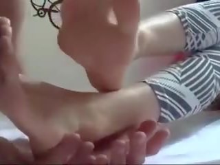Coreana pie femme fatale - pies paliza & dedos de los pies chupando