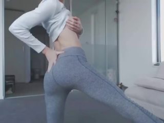 Terrific blond teenager striptease mit perfekt titten und schön arsch im yogapants