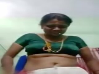 Tamil dì removes saree và phim to ngực