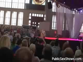 Liels pupiem sarkans vadītājs stripper iegūšana viņai sārts ciešas vāvere toyed uz priekšējais no kameras