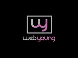 Webyoung 女同志 年輕 女人 得到 的陰戶 eaten 上 辦公桌