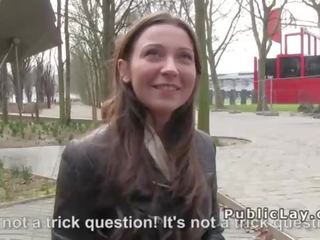 Belgičan hottie saje bodnutí v veřejné
