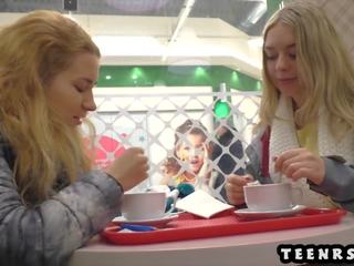 Rusinje teens uživajte a winter dan s dildos in tongues