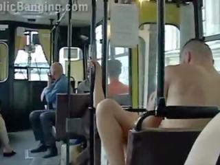 Ekstreemne avalik xxx film sisse a linn buss koos kõik a passenger vaatamine a paar kuradi