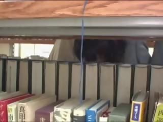 Fiatal lány tapogatás -ban könyvtár