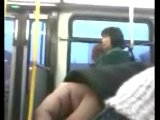 Bloke masturba en público autobús privado mov
