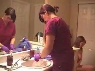 Ibu dan wanita simpanan memasukkan cairan ke anus