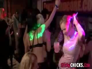 Eropa anak ayam mengisap di disco pesta