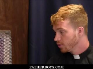 Meleg catholic fiatalkori ryland kingsley szar által vöröshajú pap dacotah piros alatt confession