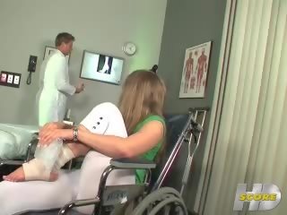 Disabled femme fatale leads do czuć palec u nogi ssanie
