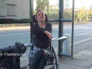 Paraprincess znamka zrak ekshibicionizem in utripa wheelchair constrained femme fatale demonstrating off super prsi in obrezano vulva v javno