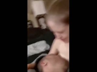 Mammīte izpaužas dubults orgasms no breastfeeding viņai vīrs!