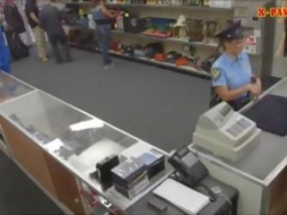 Mlada ženska policija uradnik s velika joški dobil zajebal s pawn moški