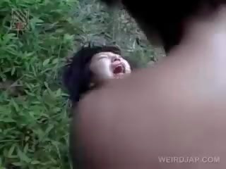 Frágil asiática joven mujer consiguiendo brutalmente follada al aire libre