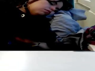 Jauns dāma guļošas fetišs uz vilciens spiegs dormida lv tren
