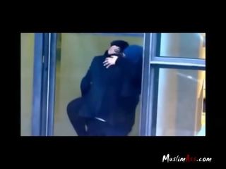 Хіджаб вчитель спіймана embracing по шпигунська камера