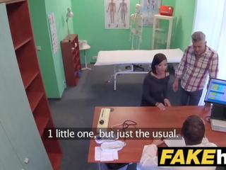 מְזוּיָף בית חולים צ'כית רפואי אדם cums יותר מיני aroused בוגד wifes הדוקה כוס