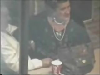 Senas pora sucks į coffee baras