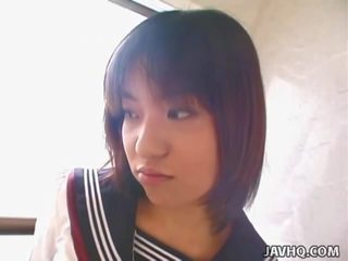Teenaged japans studente geeft haar eerste cocksuck