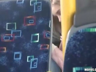 Adolescent δείχνει ένα ζευγάρι έχει βρόμικο βίντεο σε ο λεωφορείο