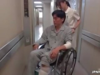 Attraktiv asiatisch krankenschwester geht verrückt